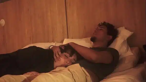 mi hermanastro me mete su pene en mi boca mientras estamos acostadosno tuvo piedas con mi boquita y me la lleno de leche tratandome como su putita