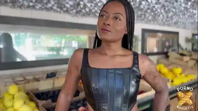 Horny, belle métisse, se fait avoiner par deux queues