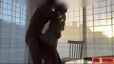 Follando su hijastra debajo de su sexy vestido blanco y botas altas