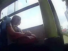 seguindo a novinha linda e deliciosa no onibus