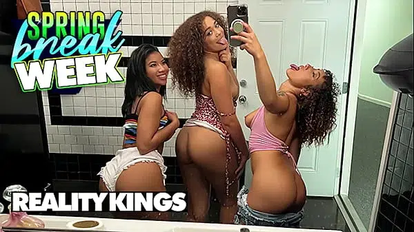 Ameena Green & Kira Perez Spot Hottie Willow Ryder And Alluringly Asks Her To Join Them For A Threesome – REALITY KINGS