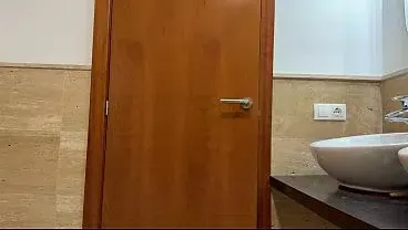 La limpiadora me pilla en la ducha y no puede resistirse a mi enorme polla -Milla Ferrazo destruccion ANAL-