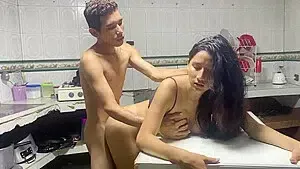 Me Follo A Mi Hermanastra Y Le Ordeno Sus Enormes Tetas Hasta Tragarme Su Leche