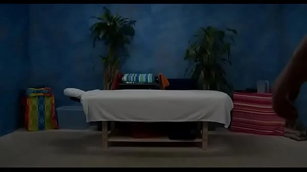 Appetising gal looks admirable on one-eyed monster