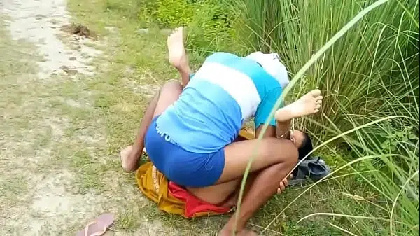 हिदुस्तानी पती पत्नी का जंगल मे मंगल गाव के घेतो मे डाॅगी स्टाईल चुदाई