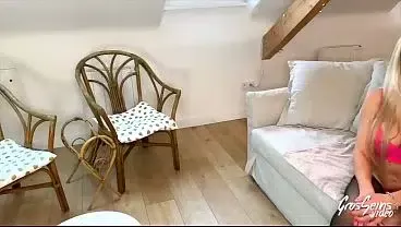 Kiara et Stella, deux sulfureuses blondes, s’adonnent aux plaisirs lesbiens