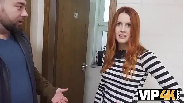 VIP4K. Hunter se folla a una hermosa pelirroja en el baño público