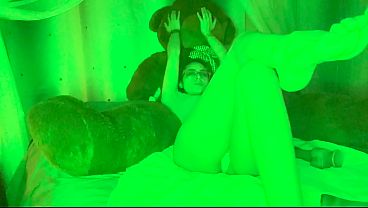 16 rossmexicana se masturba ico con su vibrador en pijamada con su oso ,mexicana caliente para videollamada con su osito