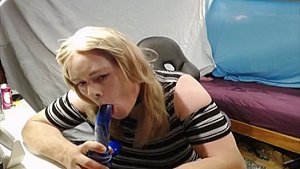 Aussie BBW CD Sucks an Fucks Dildo