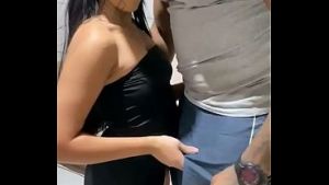 Corno levou a esposa pequena e novinha pro amigo negão gigante fuder gostoso