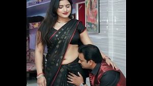 Desi BHABHI Navel romance in black saree