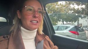 Je Me Doigte La Chatte Et Le Cul À l’Arrière de Ma Voiture