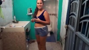 LA VECINA CULONA DEJA LA PUERTA DE SU CASA ABIERTA Y ENTRO PARA CLAVARLE LA VERGA DIRECTO AL COÑO.