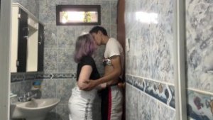 MI HERMANASTRA QUIERE QUE LE ENSEÑE A BESAR PERO NO AGUANTE A FOLLARLA PARTE 2