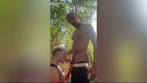 Novinho twink foi fazer acampamento e achou um dotado para fuder o cuzinho virgem dele – Young twink went camping and found a gifted to fuck his virgin ass