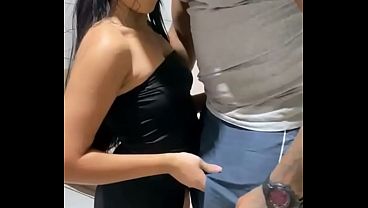 Corno levou a esposa pequena e novinha pro amigo negão gigante fuder gostoso