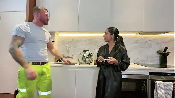 EL FONTANERO VIENE A CASA Y TERMINO CON SU POLLA EN MI BOCA- YASMINA KHAN