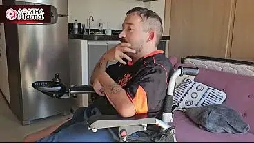 Faxineira de Safada provoca o patrão Cadeirante Tarado e aceita foder gostoso com ele (VIDEO COMPLETO NO RED)