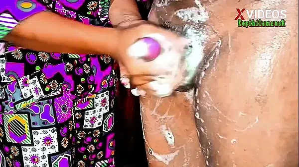 Kelakuan kakak dan adik di kamar mandi