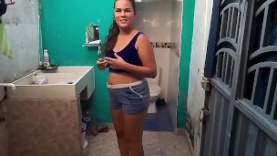 LA VECINA CULONA DEJA LA PUERTA DE SU CASA ABIERTA Y ENTRO PARA CLAVARLE LA VERGA DIRECTO AL COÑO.