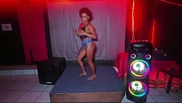 Me empolguei no baile funk e fiquei nuazinha… quer ver no que deu?