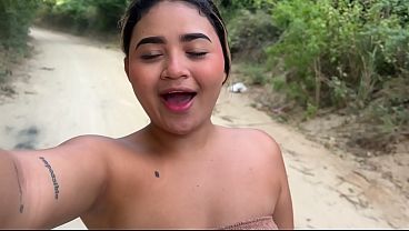 Mi mejor amigo me llevó a una selva colombiana a follar al aire libre en un río