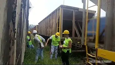 OS OPERÁRIOS PEGARAM PESADO HOJE NO TRABALHO CHAMARAM O AMIGO PARA UMA ORGIA NA HORA DO ALMOÇO E A SOBREMESA FOI COM MUITO LEITE NO RABO E NO MEIO DOS TRILHOS E VAGÕES DOS TRENS Part I ( TEASER )