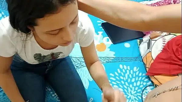 PORNO CASERO CON JOVEN HERMANASTRA COLOMBIANA DE COÑO ROSADITO Y DEPILADO, QUE RICO ME LA FOLLO – XNXX AMATEUR