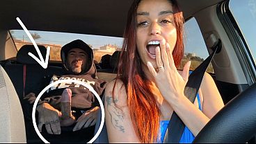 Safada motorista de APP pega passageiro pervertido se masturbando por trás e o ajuda a se masturbar e fode com ele no banco de trás!