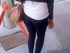 SDRUWS2 – PERFECT BLACK BUTT WALKING IN THE STREET