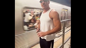 Video 215 – It was so hot to meet this gorgeous black guy, he saw me on the São Paulo subway and took me to the stairs at the mall.
