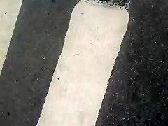 Atravessando a rua com pano no rabo