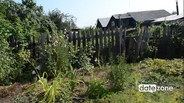 Żona mojego sąsiada jest gorącą dziwką, więc zrobiliśmy niegrzeczną zabawę na świeżym powietrzu, a potem przeleciałem ją, zanim jej mąż wrócił do domu – www.dzfull.com