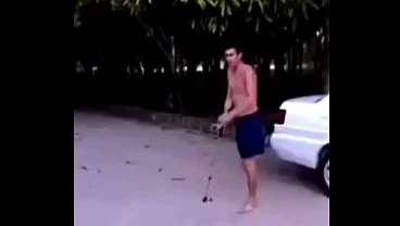 2 CABA SEM PERNA INDO UM CONTRA UM COM MULETAS AO SOM DE LINKPARK