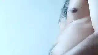 Cachetear su culo hace que su polla se ponga dura