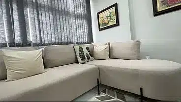 Essa loira safada é casada com um velho corno, que compartilha ela com os amigos