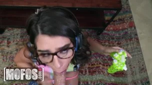 MOFOS – Joseline Kelly Gives Her BF Peter Green A Deepthroat While She Plays A Video Game