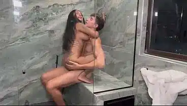 OFERTA 50% PILLAMOS A MI HERMANASTRO ESPIÁNDONOS FOLLANDO EN LA DUCHA- YASMINA KHAN