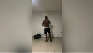 Pintor fode o novinho ao invés de pintar a casa / Painter fucks the young guy instead of painting the house