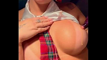 Rainha Hotwife – Solo com seus peitos deliciosos. Essa casada brasileira é uma safada!