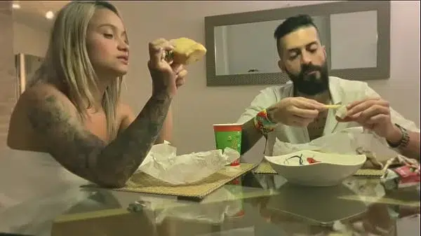 sexo grupal con ardiente latina entre dos hombres de barba termina siendo viral en internet