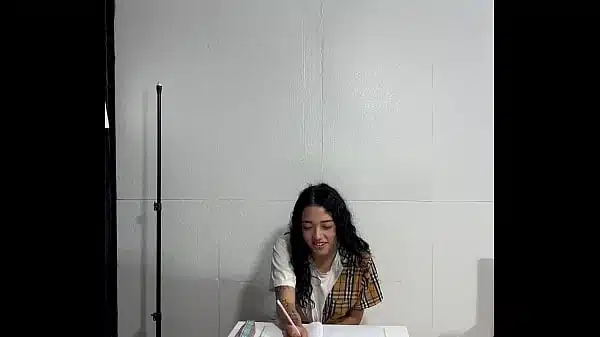 Alunos fodem na sala de aula na hora do recreio com novinha que tinha completado 18 anos !