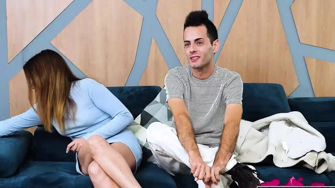 Clueless girl Valentina Lapiedra almost can’t bear seeing his boyfriend fucking another woman!!
