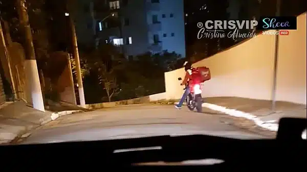 Cristina Almeida Engolindo Porra de Estranhos na Praça nesse Dogging 10 – Especial Bukkake. Sobrou até para o motoboy que seguiu para me dar leitinho