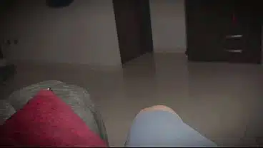Encontré a mi hermanastro mientras me espiaba a escondidas y le termino dando sentones en su verga, pendejo no dura nada y se corre en mi pequeño culo ¡ ¡