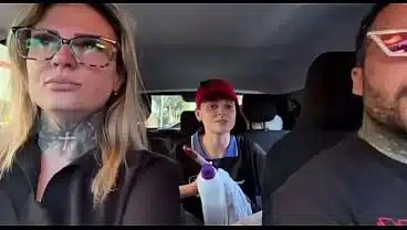 Encontrei um limpador de vidro no farol ! E chamei para ser ator porno e foder gostoso dentro do nosso carro no meio da rua fiz ficar toda molhadinha e lambusou todo nosso banco do carro