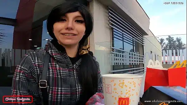 Famosa Youtuber latina va al McDonald y termina con salsa sobre ella – “ES MUY GRANDE, METEMELO TODO” – TRAILER