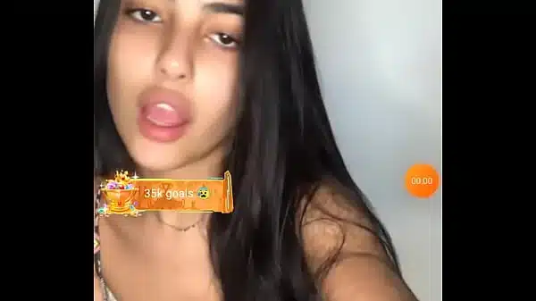 gostosa seduzinho de shortinho na live