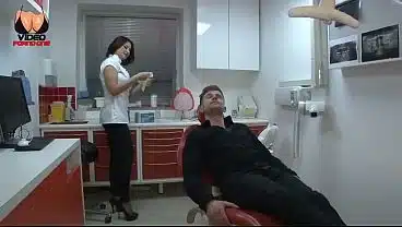 La dentiste se fait enculer fortement dans son cabinet !