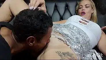 loira sexy transou com moreno no sofá da festa